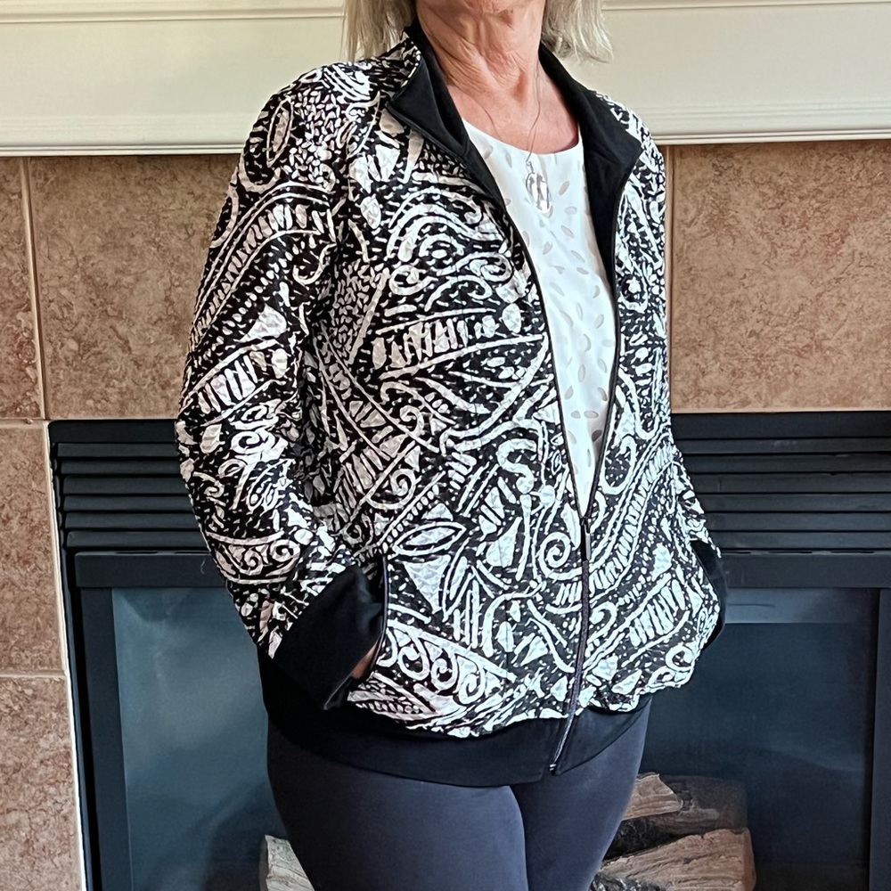 Casual black & white jacket with front zipper. Has two side zippered pockets